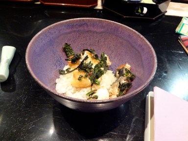 Anguille et algues vertes sur un lit de riz