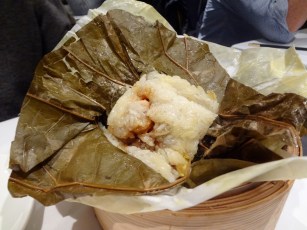 riz gluant cuit dans une feuille