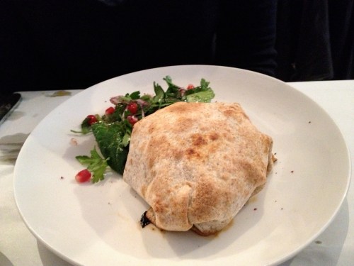 aubergine et agneau cuits dans un pain pita