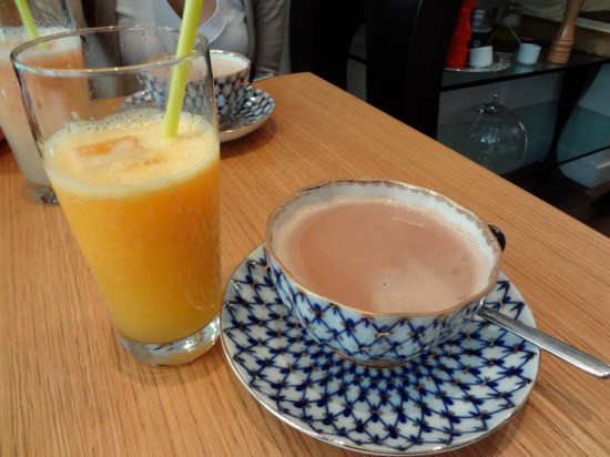 jus d'orange et chocolat chaud