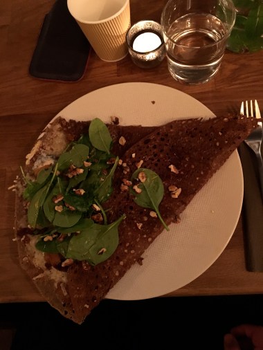 chèvre confit d'oignon pomme pousse d epinard noix