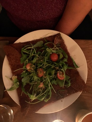 mozzarella burratina confit d'oignon tomate cerise roquette